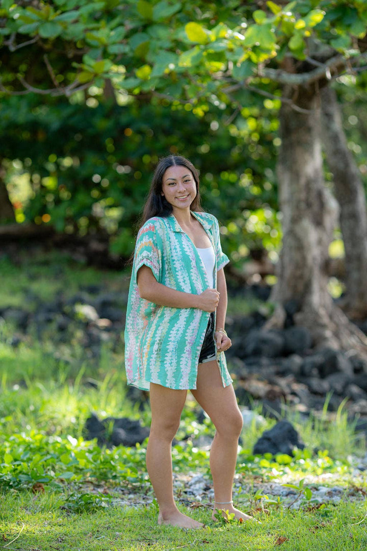 Women’s Oversized Shirt in Puakenikeni Anuenue
