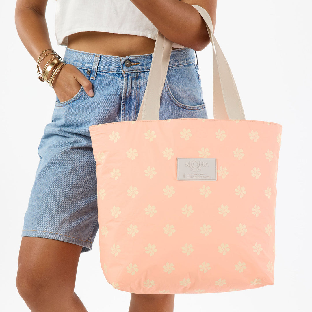 https://cdn.shopify.com/s/files/1/1119/6322/files/DT_casa_gardenia_peachy_cu1_op.jpg?v=1770757036&width=2050&height=2050&crop=center