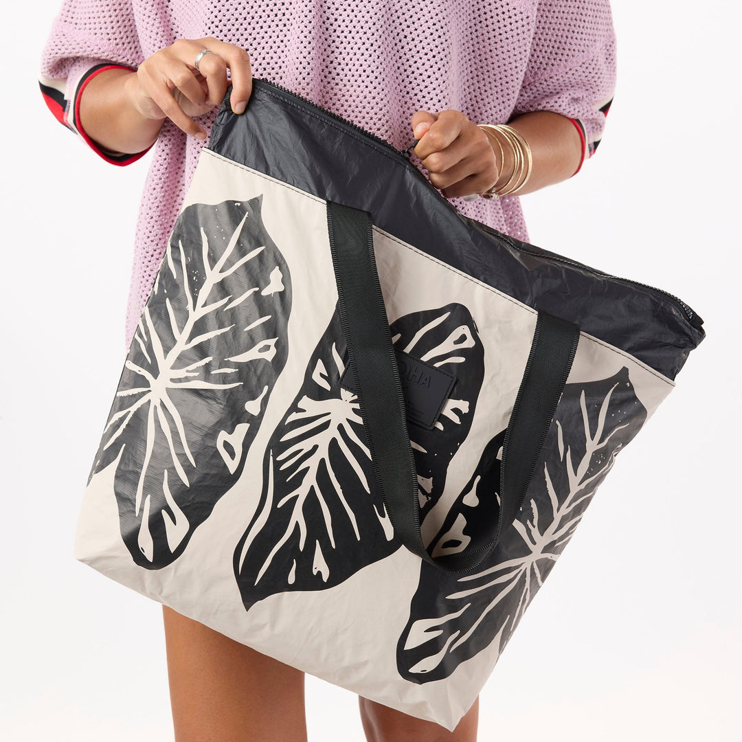 Kalo Day Tripper Black Sandstone Splash-Proof Beach Travel Tote Bag