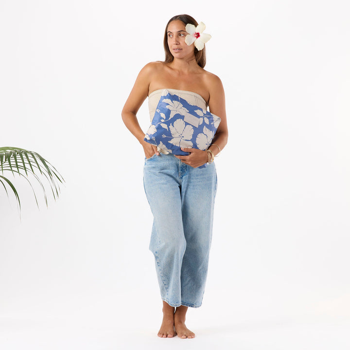 https://cdn.shopify.com/s/files/1/1119/6322/files/MAX_salina_navy_f1_op.jpg?v=1768006042