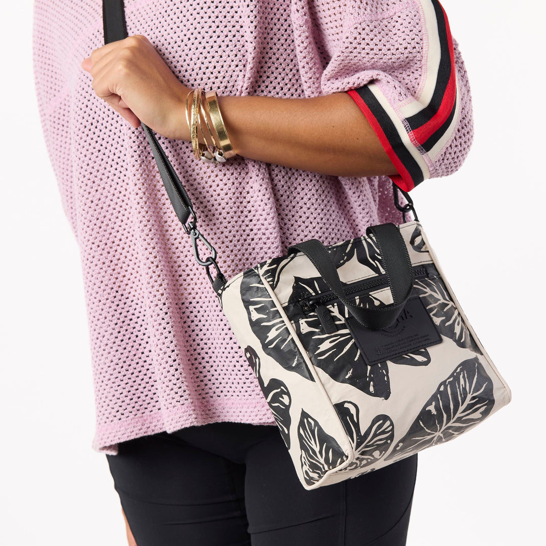 Kalo Crossbody in Black on Sandstone