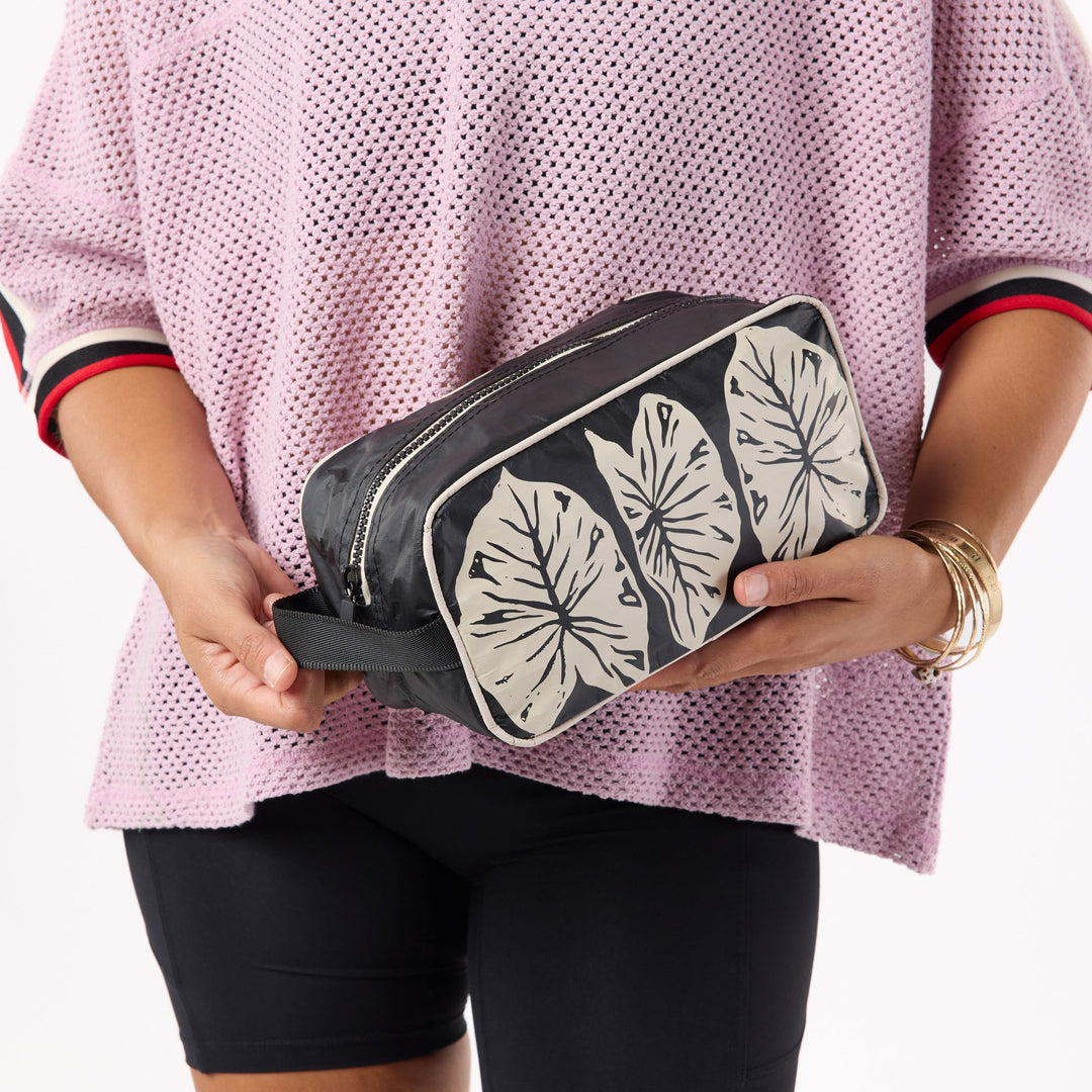 Kalo Dopp Kit in Black on Sandstone