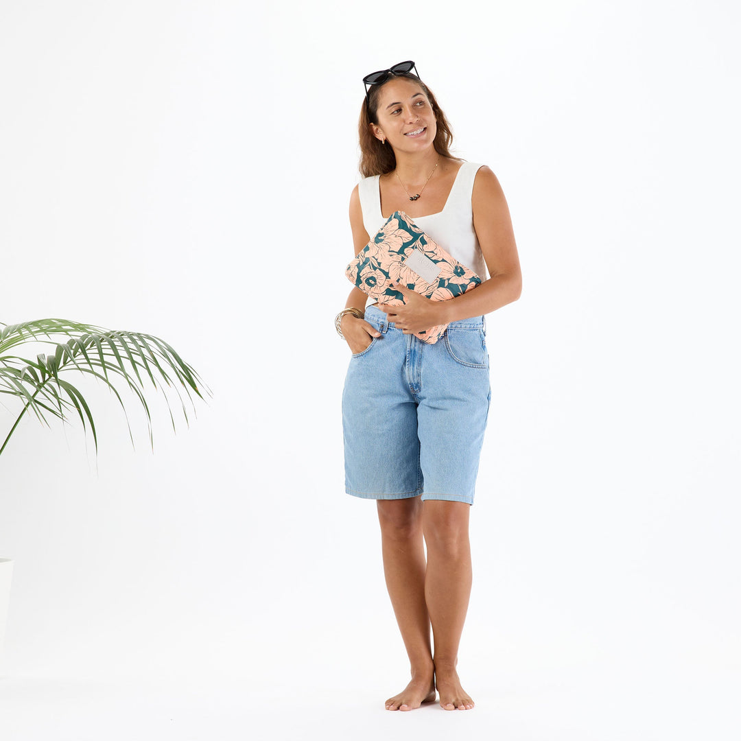 https://cdn.shopify.com/s/files/1/1119/6322/files/mid_flor_del_mar_dark_teal_on_peachy_f1_op.jpg