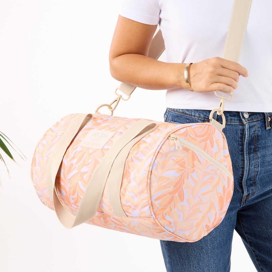 https://cdn.shopify.com/s/files/1/1119/6322/files/sporty_duffle_lei_stand_peachy_CU1_op_0732b1a8-2bd9-4b98-848a-820474d55739.jpg?v=1774899058
