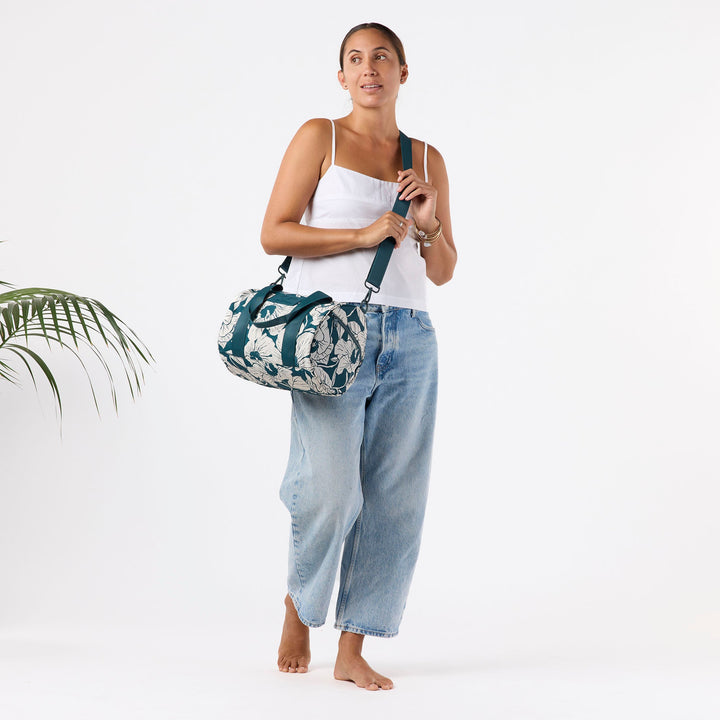 https://cdn.shopify.com/s/files/1/1119/6322/files/stubby_duffle_flor_del_mar_dark_teal_and_sandstone_f1_op.jpg?v=1770422229